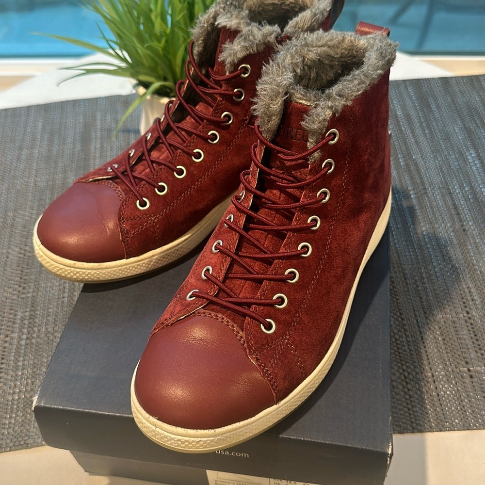 BNIB Aureus Womens burgundy leather suede shoes with faux lining. Size 8